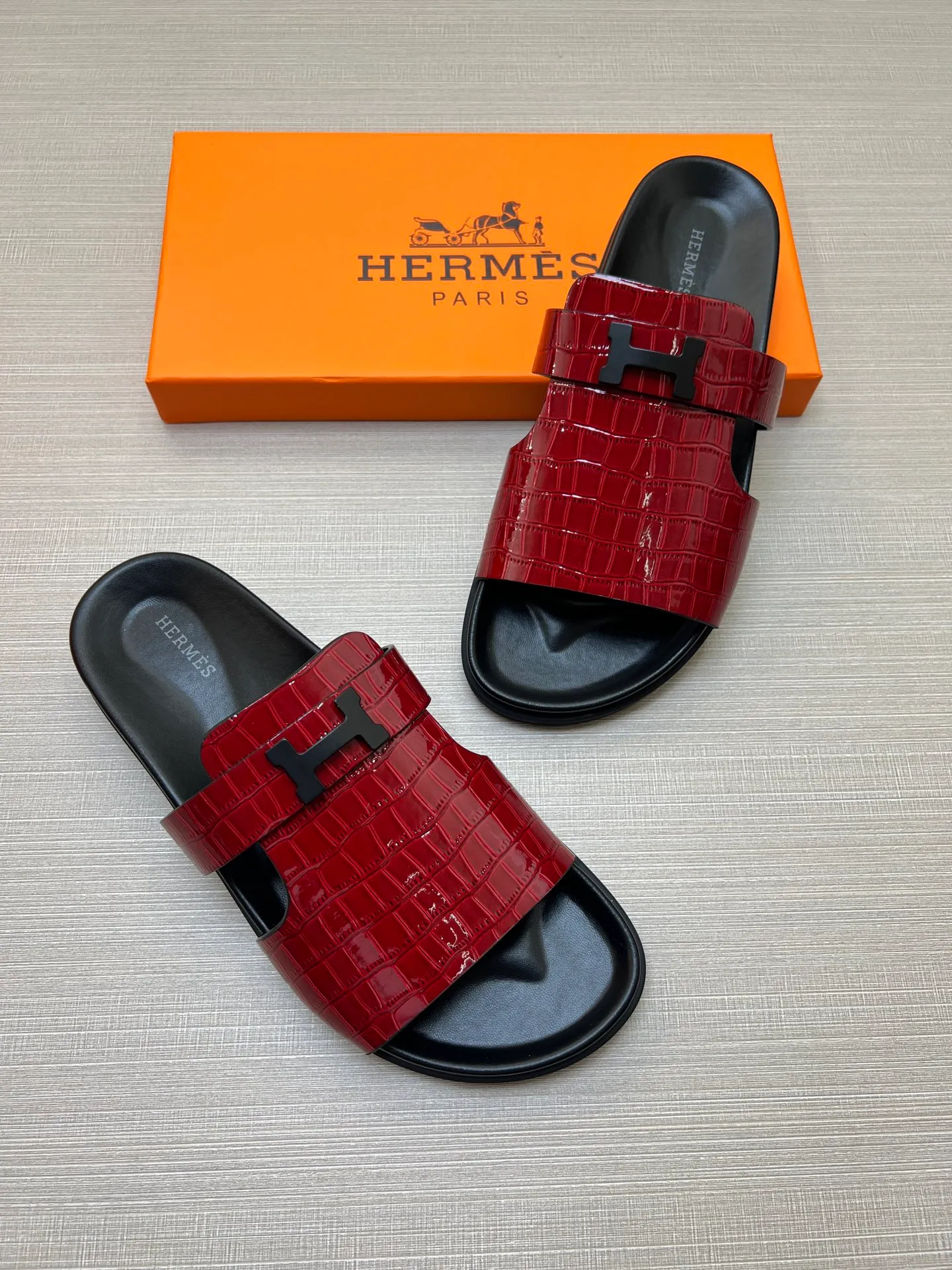 [H Family Hermès] P: 360💰 Size: 38-45 Hermes Men’s Kazimir Slippers - 2025 Summer New Hermès Same as the original version, with colored cowhide surface + rubber combined sole, handmade by master-level craftsmen! ❥High-end customization, exclusive products, the highest version in the industry.